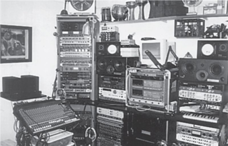 Perhaps best known for his body of work with Band Of Susans, Robert Poss has a distinct idea of how things can sound and the ways to acheive these sounds. And we're glad he's not a postman...